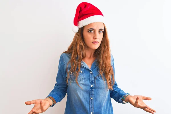 Jonge Mooie Roodharige Vrouw Draagt Kerst Hoed Geïsoleerde Achtergrond Clueless — Stockfoto