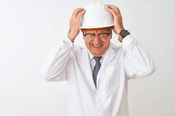 Engenheiro Cabelos Grisalhos Sênior Vestindo Casaco Capacete Sobre Fundo Branco — Fotografia de Stock