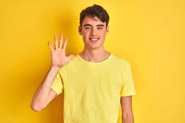 Teenager Boy Wearing Yellow Shirt Isolated Background Showing Pointing Fingers — ストック写真