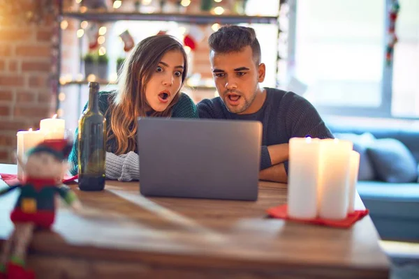 Junges Schönes Paar Sitzt Mit Laptop Weihnachtsdekoration Hause Ängstlich Und — Stockfoto