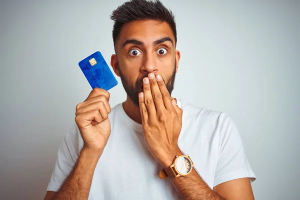Νεαρός Ινδός Πελάτης Πιστωτική Κάρτα Στέκεται Πάνω Από Απομονωμένο Λευκό — Φωτογραφία Αρχείου