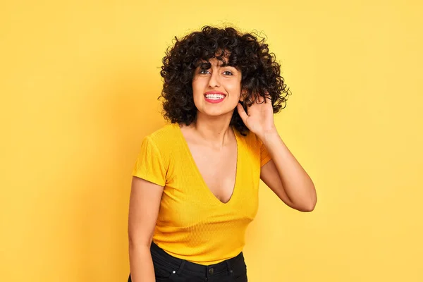 Ung Arabiska Kvinna Med Lockigt Hår Bär Shirt Stående Över — Stockfoto