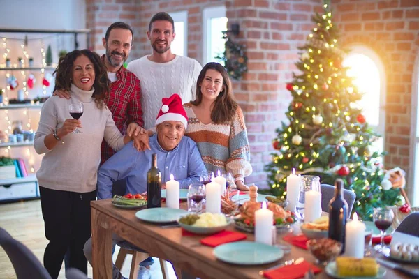 Belle Famille Souriante Heureuse Confiante Poser Avec Arbre Célébrant Noël — Photo