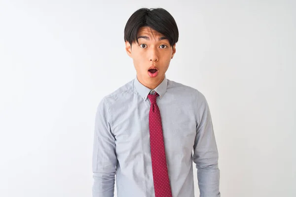 Hombre Negocios Chino Vistiendo Corbata Elegante Pie Sobre Fondo Blanco — Foto de Stock