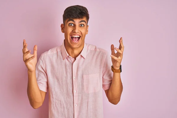 Hombre Indio Joven Con Camisa Casual Pie Sobre Fondo Rosa — Foto de Stock