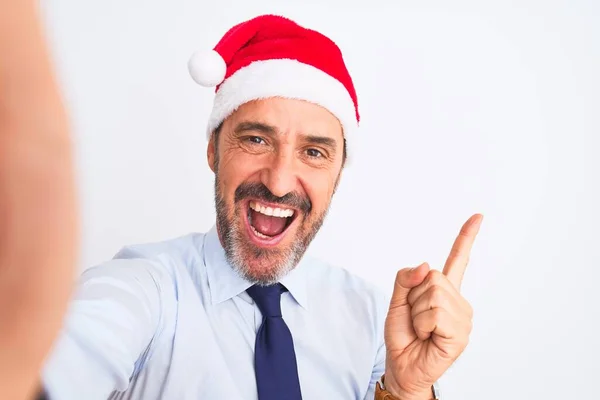 Středověký Podnikatel Nosí Vánoční Klobouk Aby Selfie Přes Izolované Bílé — Stock fotografie