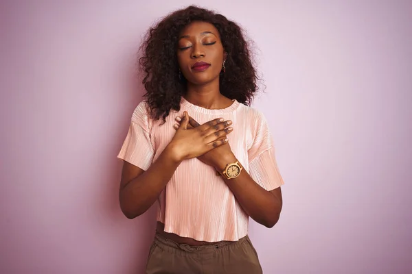 Jonge Afro Amerikaanse Vrouw Met Een Shirt Een Geïsoleerde Roze — Stockfoto