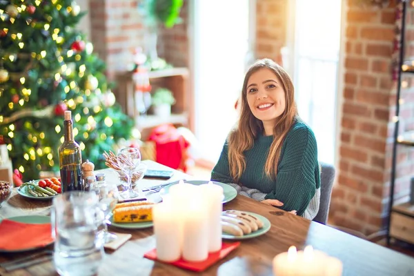 Jonge Mooie Vrouw Zit Eten Rond Kerstboom Thuis Gelukkig Gezicht — Stockfoto