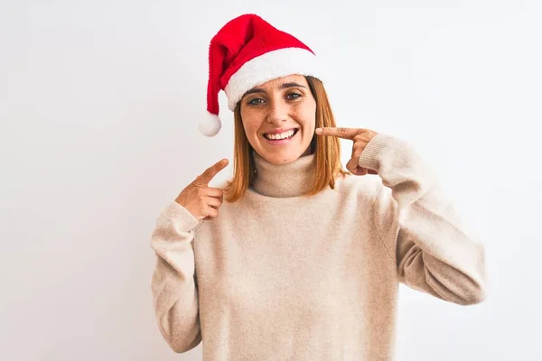 Hermosa Pelirroja Con Sombrero Navidad Sobre Fondo Aislado Sonriendo Alegre —  Fotos de Stock