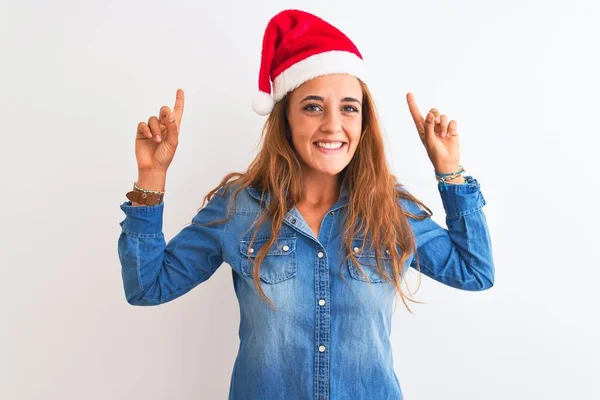 Jonge Mooie Roodharige Vrouw Dragen Kerstmuts Geïsoleerde Achtergrond Glimlachend Verbaasd — Stockfoto