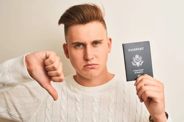 Młody Przystojny Mężczyzna Trzymający Paszport Usa Odizolowanym Białym Tle Wściekłą — Zdjęcie stockowe