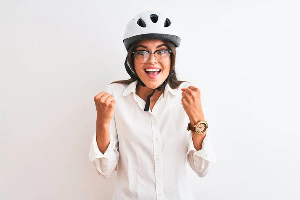 Mooie Zakenvrouw Draagt Bril Fietshelm Geïsoleerde Witte Achtergrond Vieren Verrast — Stockfoto