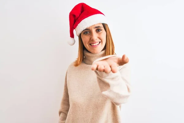 Mooie Roodharige Vrouw Dragen Kerst Hoed Geïsoleerde Achtergrond Glimlachend Vrolijk — Stockfoto