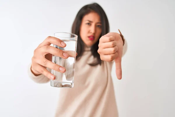 Joven Mujer China Hermosa Sosteniendo Vaso Agua Pie Sobre Fondo —  Fotos de Stock