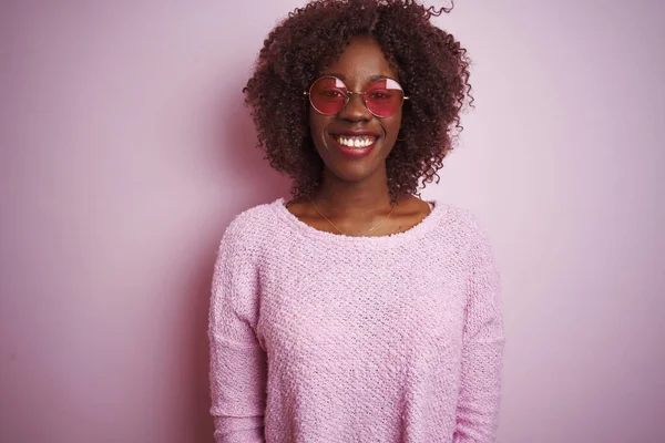 Young African Afro Woman Wearing Sweater Sunglasses Isolated Pink Background — Stock Photo, Image