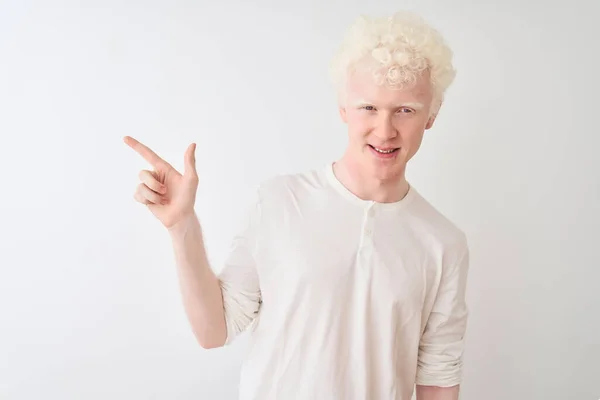 Joven Hombre Rubio Albino Con Camiseta Casual Pie Sobre Fondo —  Fotos de Stock