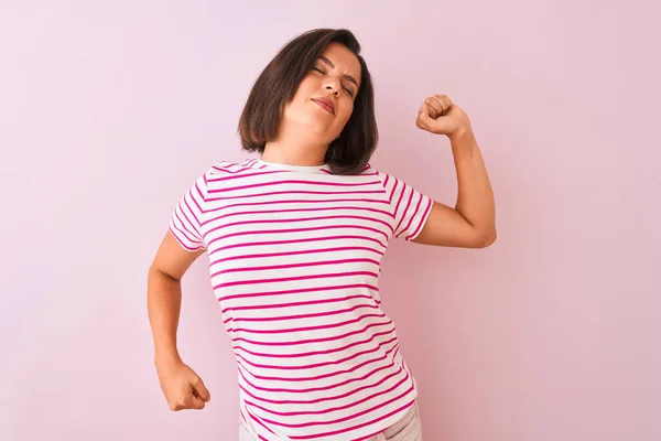 Jovem Mulher Bonita Vestindo Camiseta Listrada Sobre Fundo Rosa Isolado — Fotografia de Stock