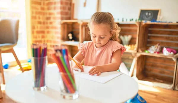 Vackra Blonda Barn Flicka Ritning Med Färgade Pennor Dagis — Stockfoto