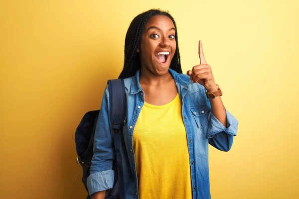 Africká Americká Studentka Batohu Stojící Nad Izolovaným Žlutým Pozadím Ukazující — Stock fotografie