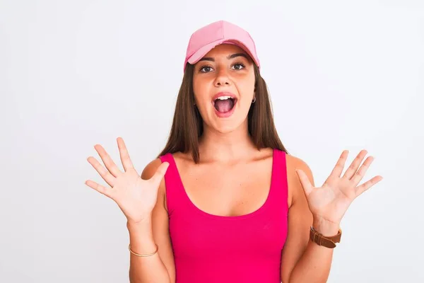분홍색 티셔츠를 모자를 소녀가 성공을 축하하는 백색광의 배경을 배경으로 모자를 — 스톡 사진