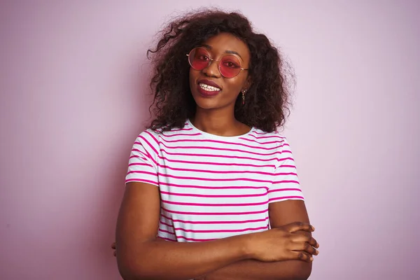 Fiatal Afro Amerikai Pólóban Napszemüvegben Izolált Rózsaszín Háttér Felett Boldog — Stock Fotó