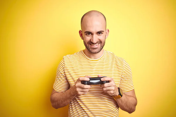 Joven Jugando Videojuegos Usando Mando Joystick Sobre Fondo Amarillo Aislado —  Fotos de Stock