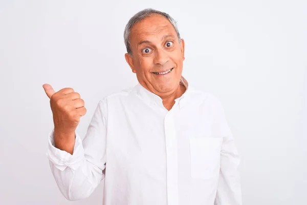 Homem Cabelos Grisalhos Sênior Vestindo Camisa Elegante Sobre Fundo Branco — Fotografia de Stock