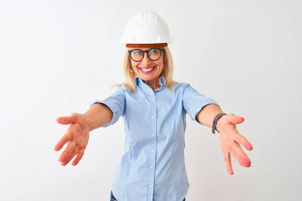 Architektin Mittleren Alters Mit Brille Und Helm Vor Isoliertem Weißem — Stockfoto