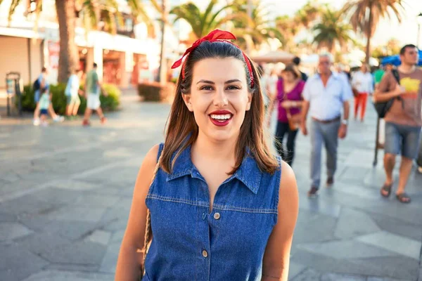 Joven Hermosa Mujer Sonriendo Feliz Caminando Por Las Calles Ciudad — Foto de Stock