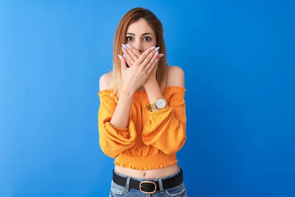 Mooie Roodharige Vrouw Draagt Oranje Casual Shirt Staan Geïsoleerde Blauwe — Stockfoto