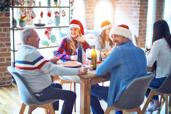 美丽的家庭戴着圣诞礼帽 面带微笑 快乐而自信 在家里吃烤火鸡庆祝圣诞节 — 图库照片