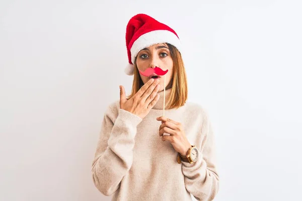 Hermosa Pelirroja Con Sombrero Navidad Con Bigote Fingido Sobre Fondo — Foto de Stock