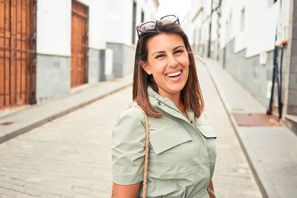 Jovem Mulher Bonita Sorrindo Feliz Andando Nas Ruas Cidade Dia — Fotografia de Stock