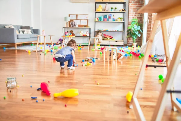 Schönes Kleinkind Spielt Kindergarten Mit Holzklötzen Beim Eisenbahnbau — Stockfoto