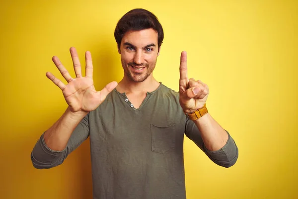 Jovem Homem Bonito Vestindo Camiseta Casual Sobre Fundo Amarelo Isolado — Fotografia de Stock