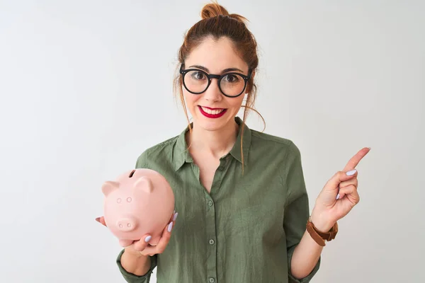 Mooie Roodharige Vrouw Draagt Bril Houden Spaarvarken Bank Geïsoleerde Witte — Stockfoto