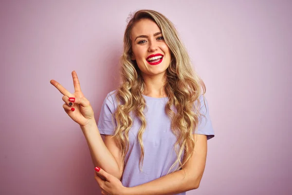 Jovem Mulher Bonita Vestindo Camiseta Roxa Sobre Fundo Isolado Rosa — Fotografia de Stock