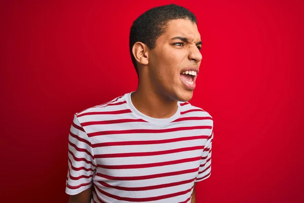 Homem Árabe Bonito Jovem Vestindo Camiseta Listrada Sobre Fundo Vermelho — Fotografia de Stock