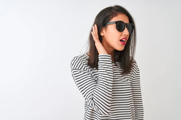 Kinesisk Kvinna Bär Randig Shirt Och Solglasögon Stående Över Isolerad — Stockfoto