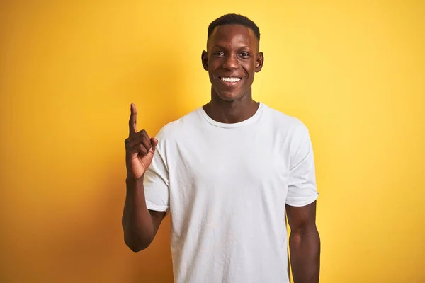 Junger Afrikanisch Amerikanischer Mann Weißem Shirt Der Vor Isoliertem Gelben — Stockfoto