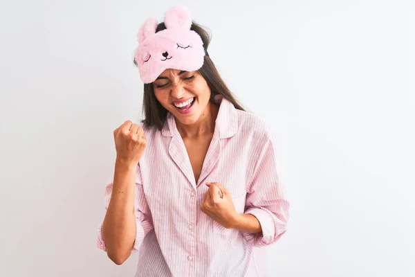 Jovem Mulher Bonita Vestindo Máscara Sono Pijama Sobre Fundo Branco — Fotografia de Stock