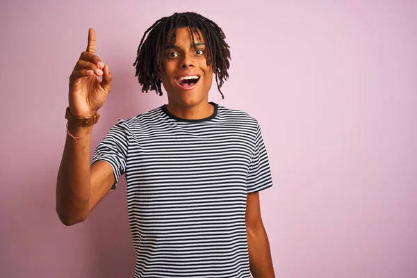 Homem Afro Com Dreadlocks Vestindo Marinho Listrado Shirt Sobre Fundo — Fotografia de Stock