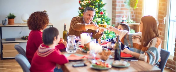 美丽的家庭面带微笑 快乐而自信 在家里吃烤火鸡庆祝圣诞节 — 图库照片