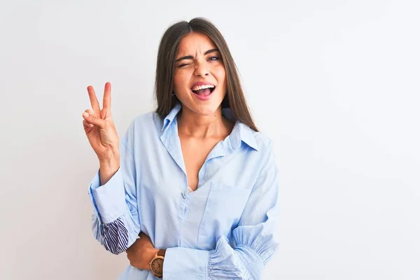 Jovem Mulher Bonita Vestindo Camisa Azul Elegante Sobre Fundo Branco — Fotografia de Stock