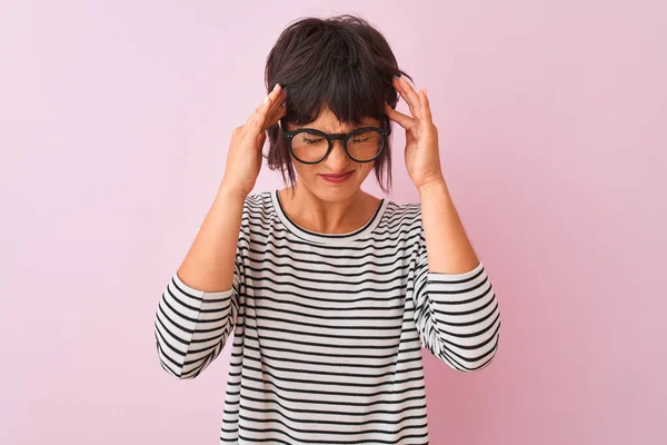 Jovem Mulher Bonita Vestindo Listrado Shirt Óculos Sobre Fundo Rosa — Fotografia de Stock