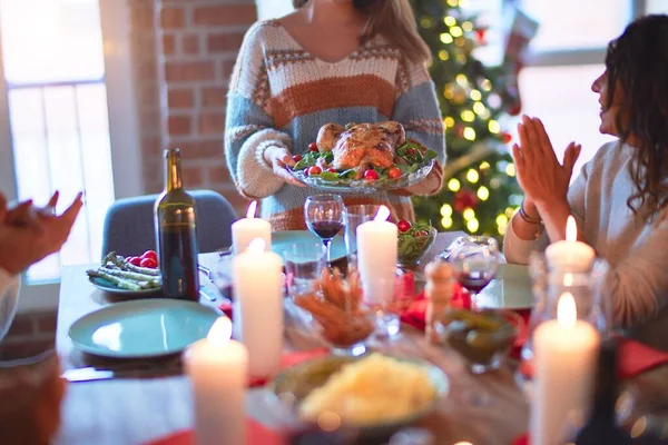 Schöne Familie Lächelt Glücklich Und Zuversichtlich Zeigt Gebratenen Truthahn Und — Stockfoto