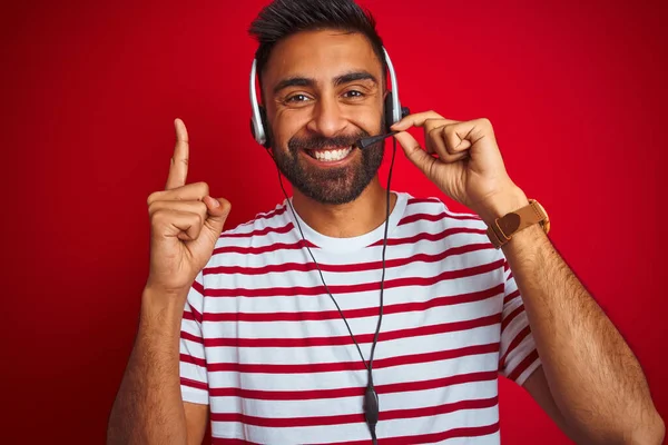 Jonge Indiaanse Call Center Agent Man Met Behulp Van Headset — Stockfoto