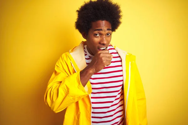 Homem Afro Americano Com Cabelo Afro Vestindo Capa Chuva Sobre — Fotografia de Stock