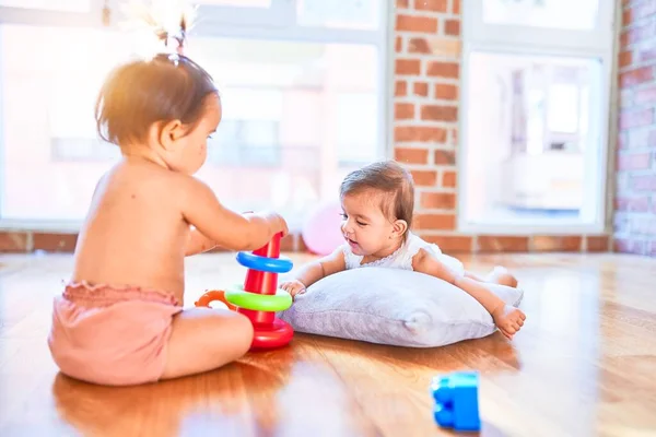 Schöne Kleine Glückliche Mädchen Spielen Zusammen Heimischen Kindergarten Auf Holzboden — Stockfoto