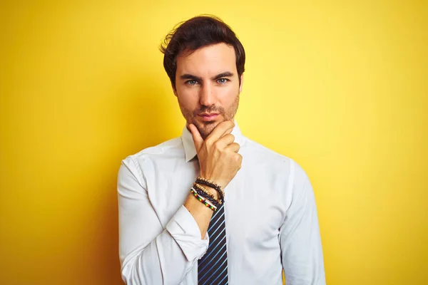 Der Junge Gutaussehende Geschäftsmann Trägt Elegantes Hemd Und Krawatte Über — Stockfoto